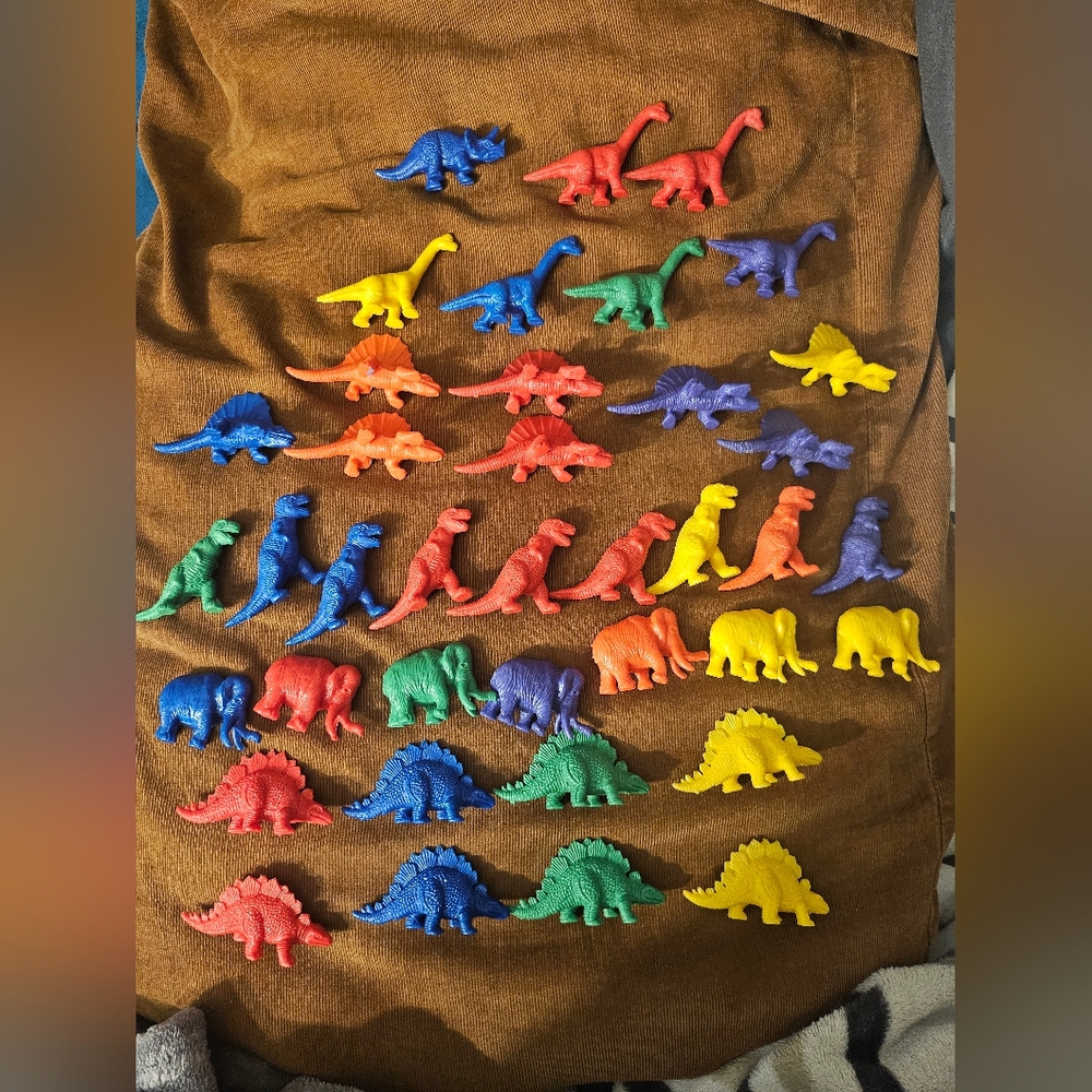 Lot Of 39 Small Plastic Dinosaur Figures‎ Various Types &Colors Sorting Counting